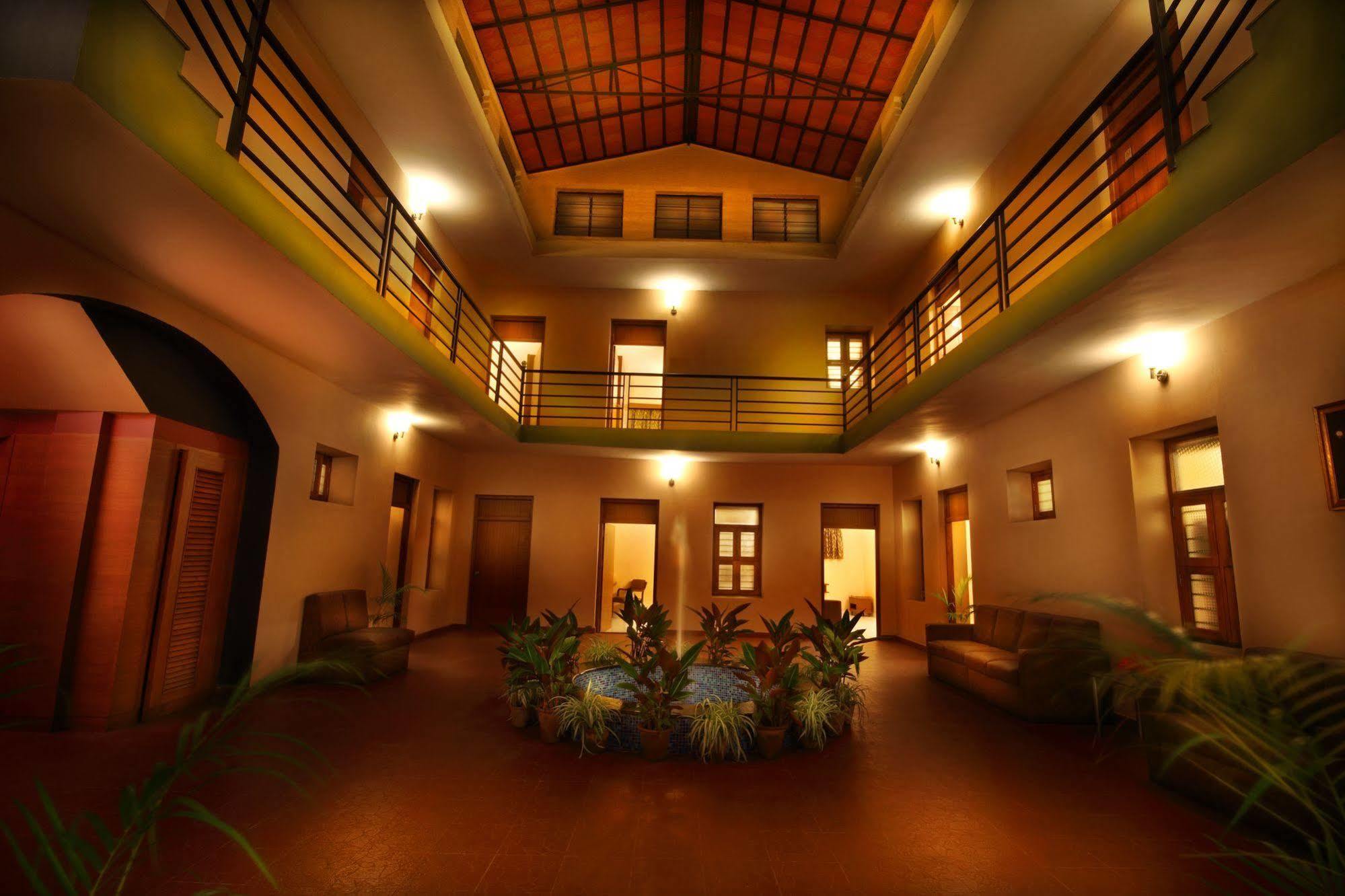 ホテル Sujatha Residency マイソール エクステリア 写真